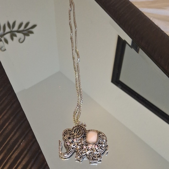 Elegant Silver Elephant Pendant Necklace - Picture 1 of 2